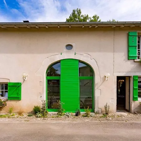 Poule Sur Un Mur, D'hote A Guest house