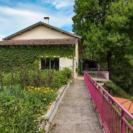 Poule Sur Un Mur, D'hote A 3*